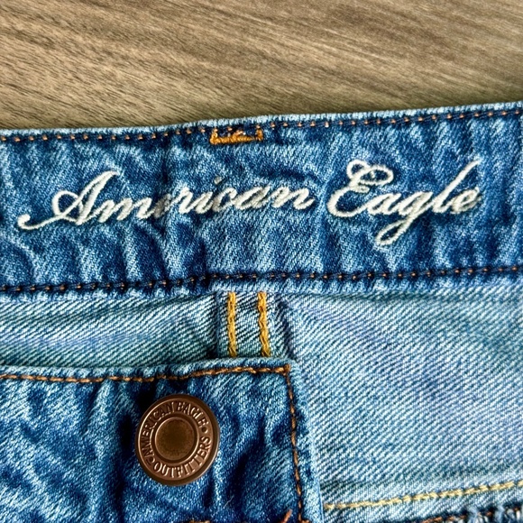 American Eagle Mid-rise fit Distressed Denim Medium Wash Cutoff Shorts Size 8 - Picture 6 of 13